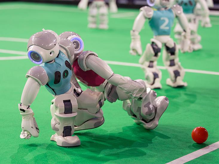 Робот play the game. Живопись робот и футбол. Робот чемпион фото. Robot Sports.