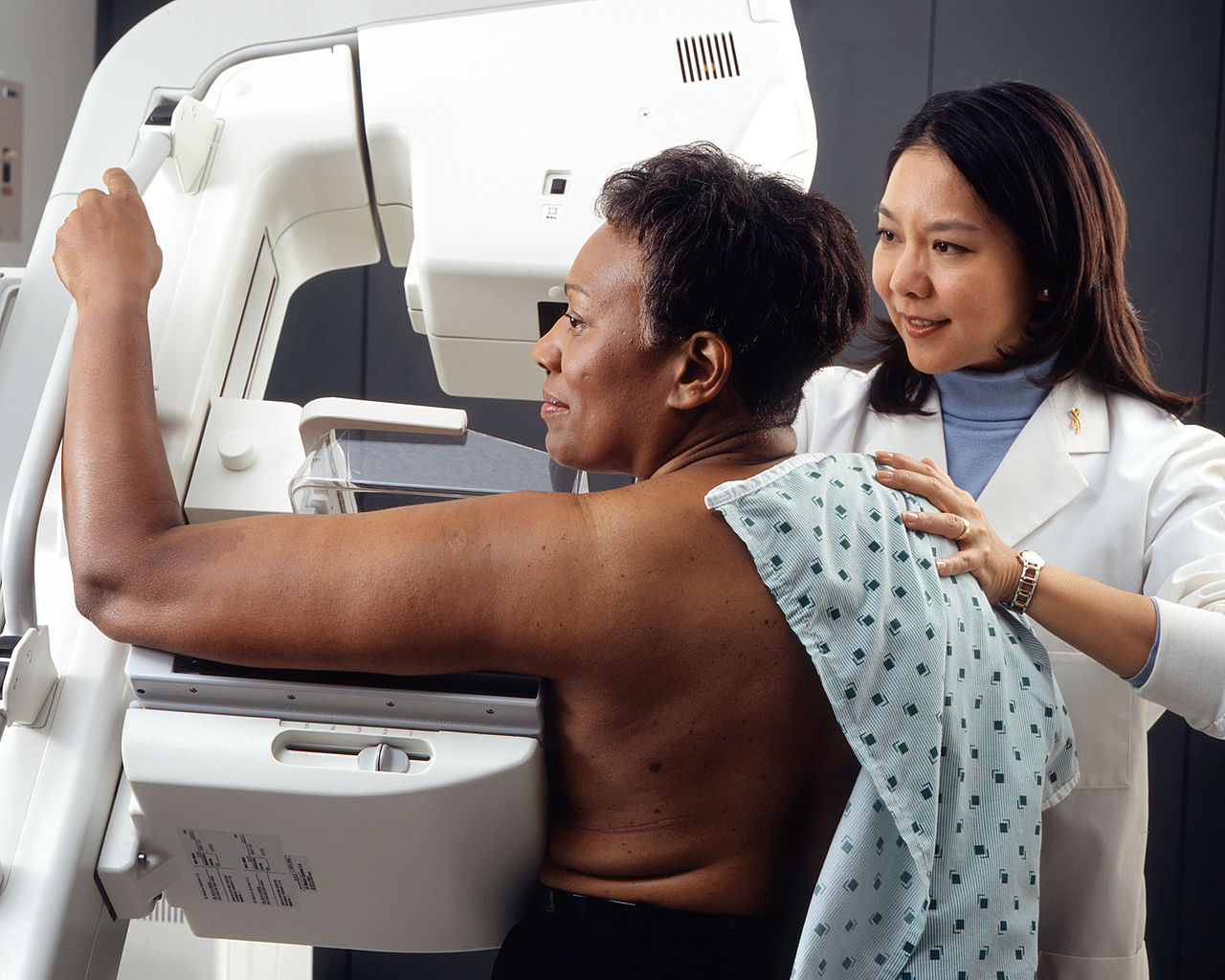 1280px-Woman_receives_mammogram