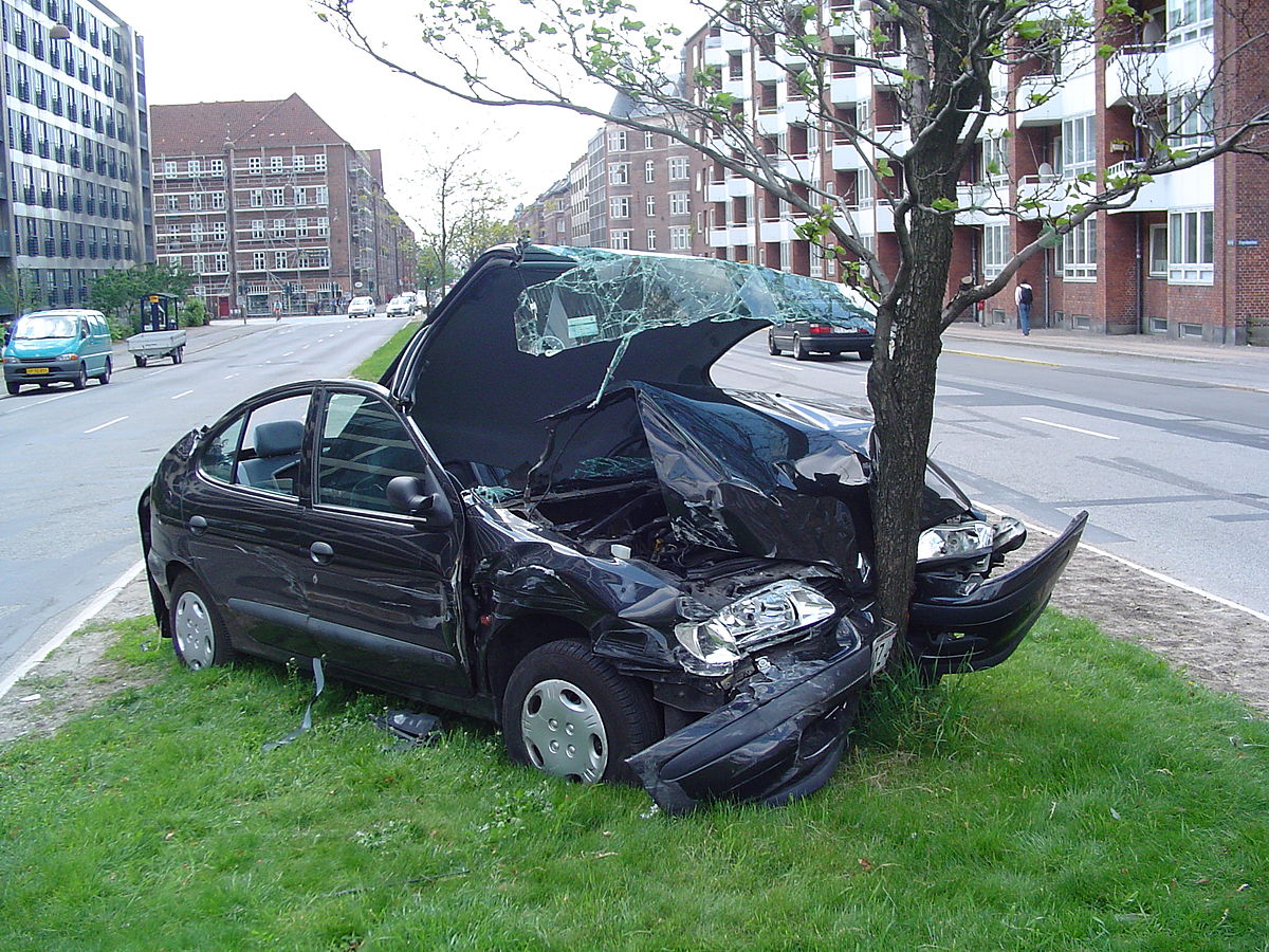 1200px-Car_crash_1