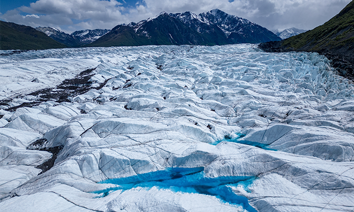 A photo showing an icy landscape.